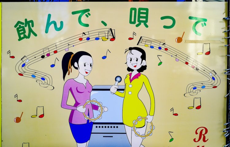 右側の五線譜は、音符やト音記号も反転してしまっている。恐らく左側の五線譜をまるごと反転させたもの。