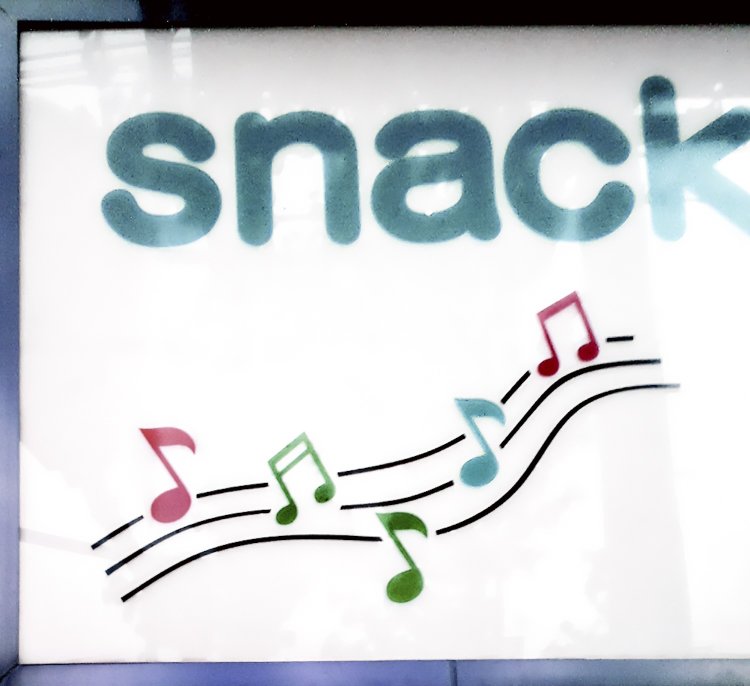 まるで川を泳いでいくように、三本線の上に自由に配置されたカラフルな音符たち。