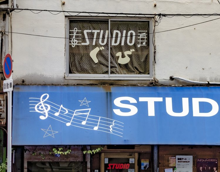 楽譜の周りに星を散らし、楽しげな雰囲気を演出。