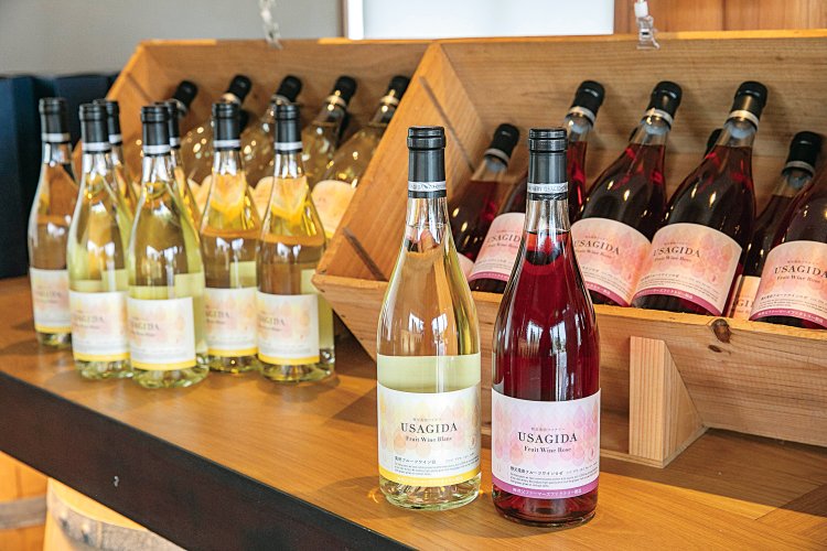 直売所では常時10～15種類試飲が可能。近隣農家から仕入れた果実を使った秩父産フルーツワインは、程よい甘さでついつい飲みすぎてしまう。「秩父兎田フルーツワイン」白＆ロゼ各2640円。