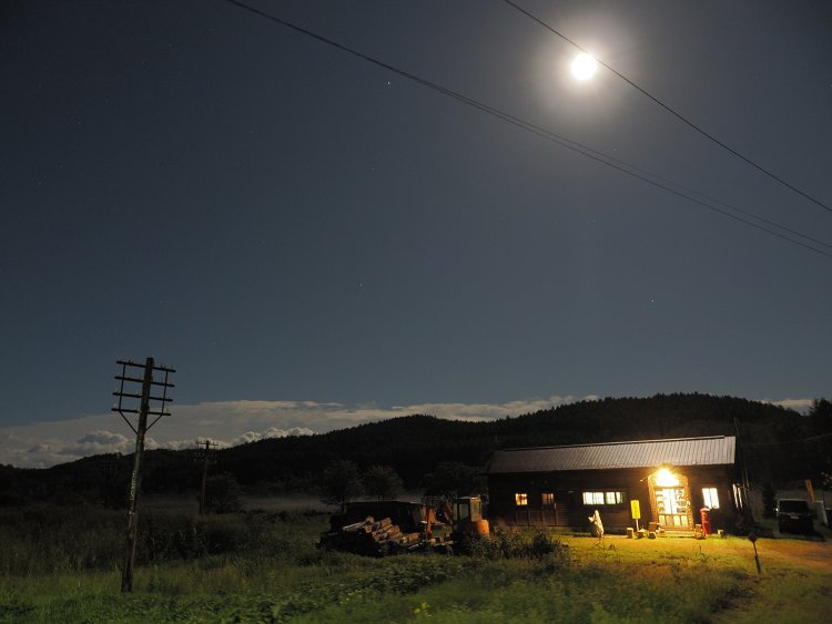 廃線から20年後の駅跡に駅舎が建ち、宿泊できるようになった北海道『旅人宿天塩弥生駅』