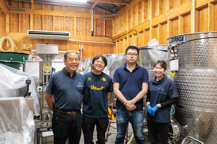 「秩父産の素材を厳選して作っています」とオーナーの深田和彦さん（左）とスタッフ。