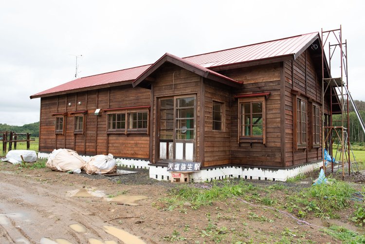 2015年9月に訪れたとき。外観はほぼ完成し、駅名標を取り付ける前だった。