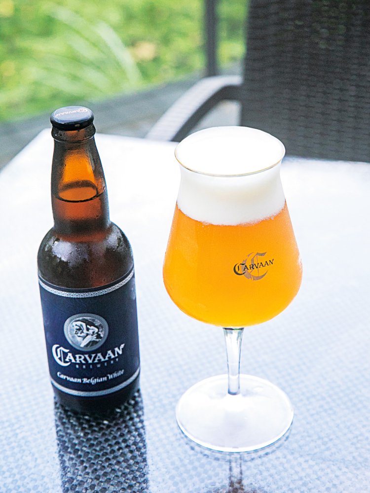 飯能産の柚子ピールがエジプト産のコリアンダーにマッチしたすっきりした味わいの「カールヴァーン・ベルジャンホワイト」1100円。ボトル入り770円。