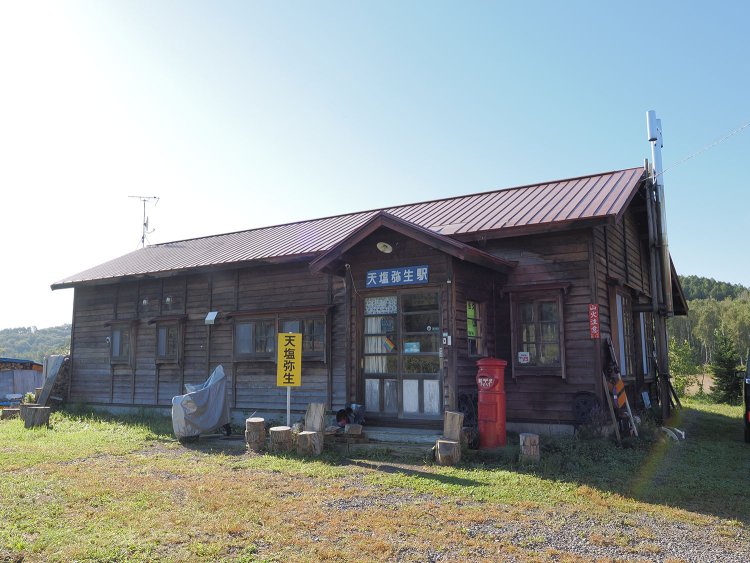 2025年の姿。10年の月日によって木造駅舎の貫禄が増したように感じる。