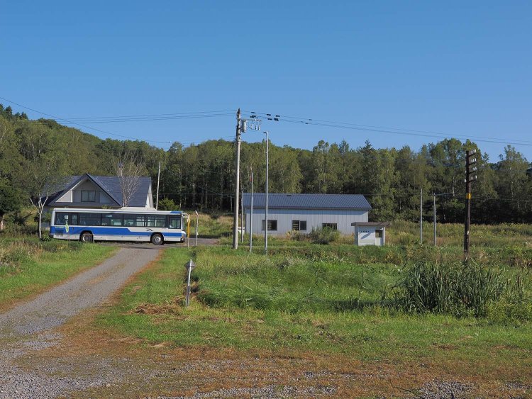 目の前の道道を深名線バスが走り抜けていく。本数は少ないがバスで訪れる旅人もいる。