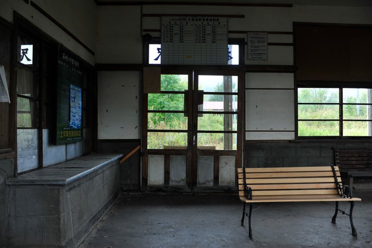 大誉地駅の待合室。左手が事務室で「およち」のガラス板は出札扉の上にあった。