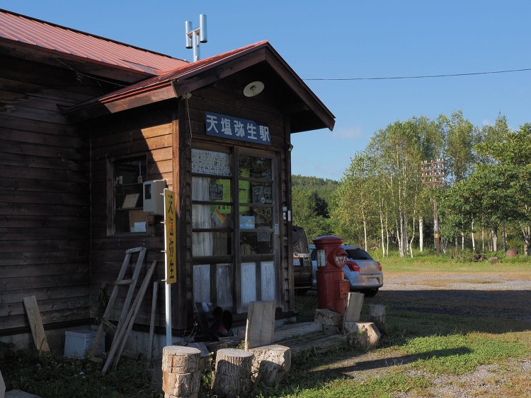 玄関扉は大誉地駅舎のものを移設している。