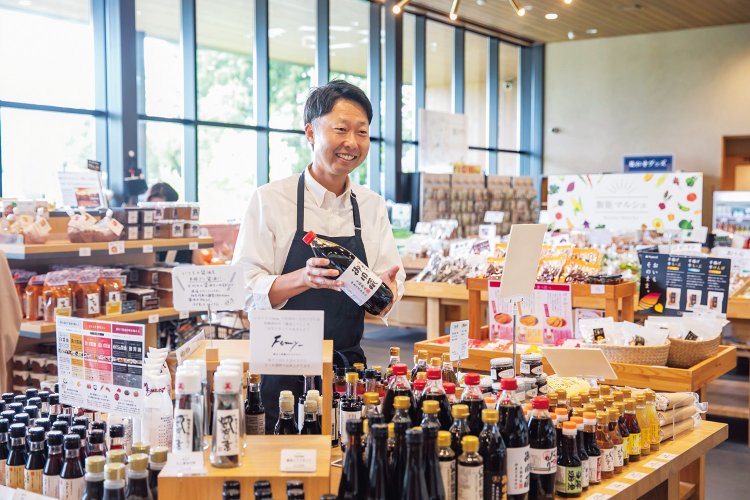 「『八幡屋』店舗では木桶仕込みの醤油をはじめ、全国から厳選した発酵食品が揃います」とスタッフの細井さん。