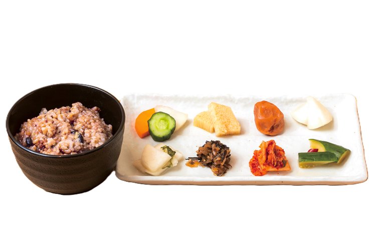 登山前に食べて行く人も多いという「お漬物食べ比べと熟成玄米セット」500円。キムチなどおすすめのお漬物8種を用意。