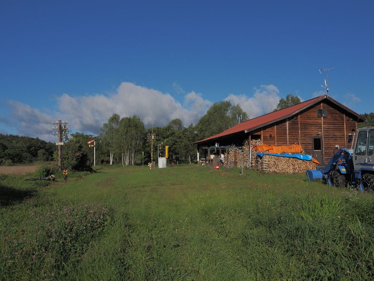 駅舎裏手は深名線のホームと線路があった場所だ。写真中心やや左が線路のあった位置。