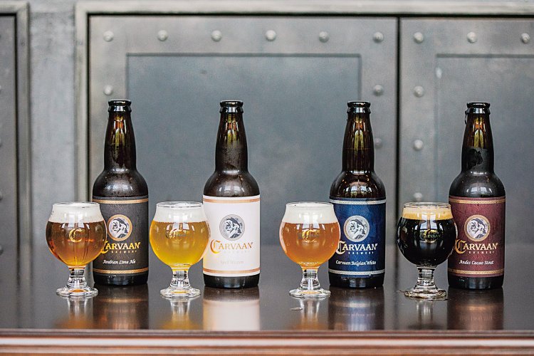 店自慢の4種が飲み比べできる「ビアフライト」1870円。