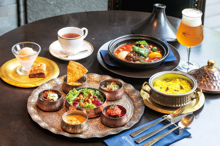 ゴロゴロっとした季節野菜の食感がたまらない「茄子のカルヌヤルクと季節野菜のタジン」ランチコース5470円に「カールヴァーン・ベルジャンホワイト」1100円をあわせて。