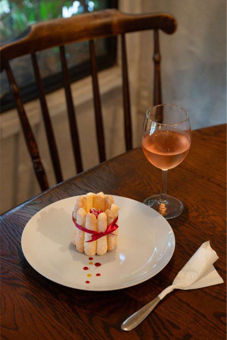 ホワイトチョコとチェリーのシャルロット730円。ワイン700円の種類はその日によって異なる。