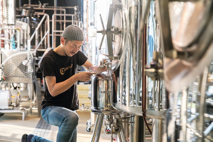 『CARVAAN BREWERY & RESTAURANT』に併設する醸造所。「飯能の水を生かしたビール造りを行っているんですよ」と、醸造に対するほとばしる熱い思いを語ってくれた製造担当の木村さん。