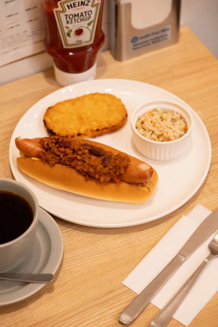 ホットドッグ（チリビーンズ）とコールスロー、ハッシュドポテトのセット1030円。コーヒー（HOT）600円はハンドドリップ。浅煎りから深煎りまで4種類の中から選べる。