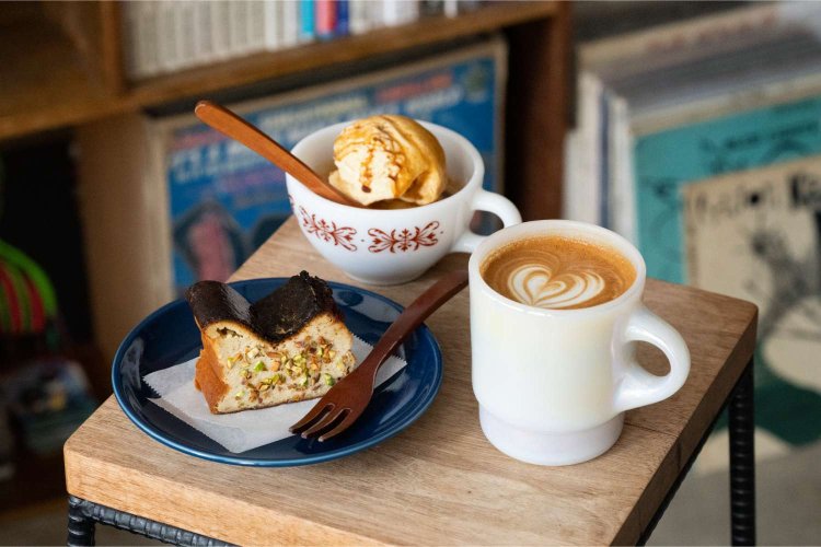 ピスタチオチーズケーキ720円。カフェラテ620円には森下の『The NorthWave Coffee』の深煎りのコーヒー豆をチョイス。