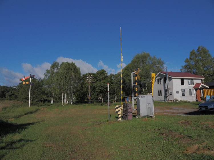 線路のあった位置に踏切警報機が設置され、イベント時などには警報機が鳴ることもある。左側には腕木式信号機の場内信号機と通過信号機も飾られている。