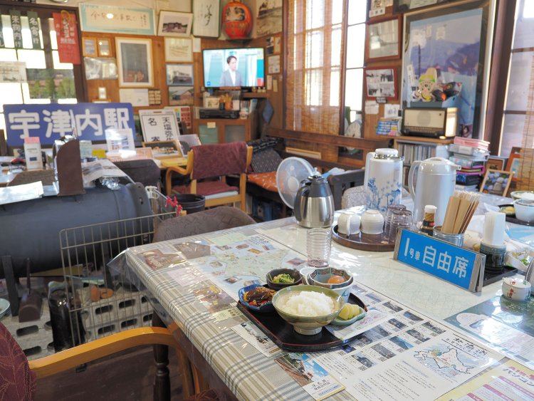 駅舎の待合室部分が団らんスペース。朝夕の食事と旅人たちの語らいで暖かい空間に包まれている。