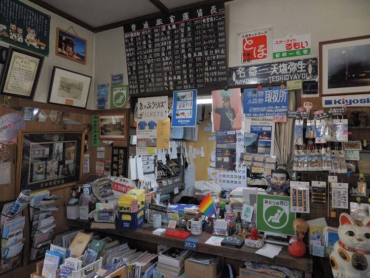 窓口となる場所はグッズや写真でにぎやか。さりげなく料金表が掲げられている。