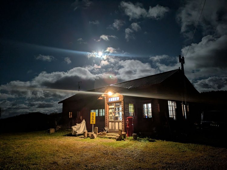 満月の月明かりに浮かび上がる天塩弥生駅。