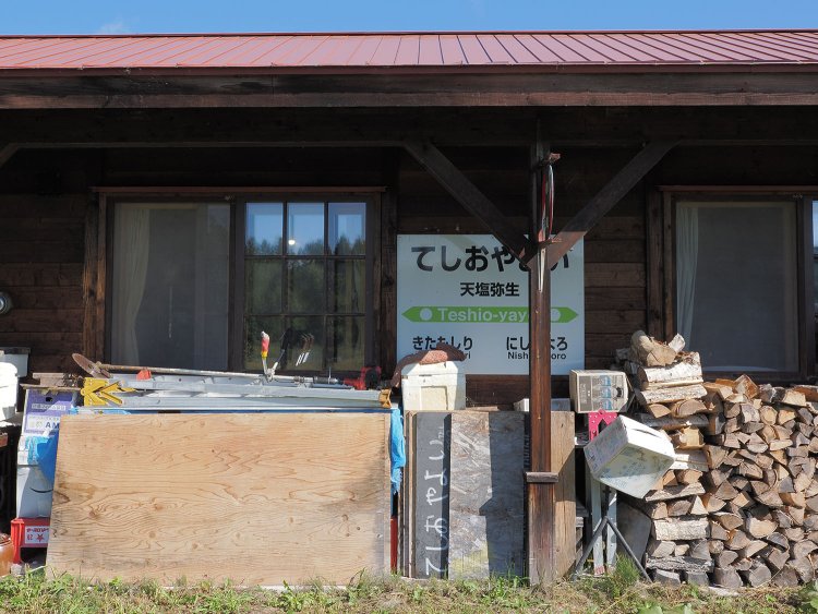 ホーム側となる駅舎裏手もヒサシが再現されていて駅らしい雰囲気。