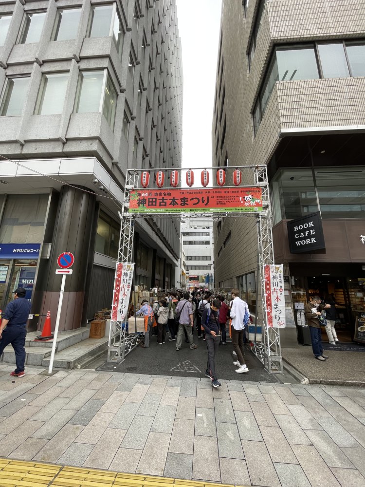 路地にもワゴンが並ぶので街をくまなく歩いて運命の出合いを果たそう！