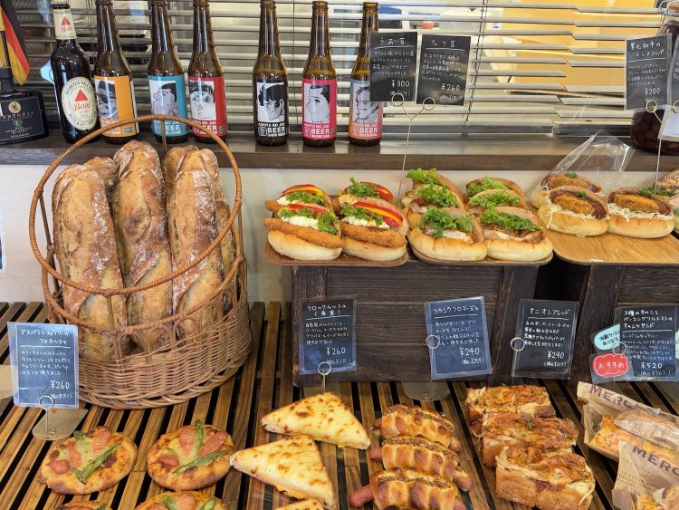 多種多様なパンが並ぶ。
