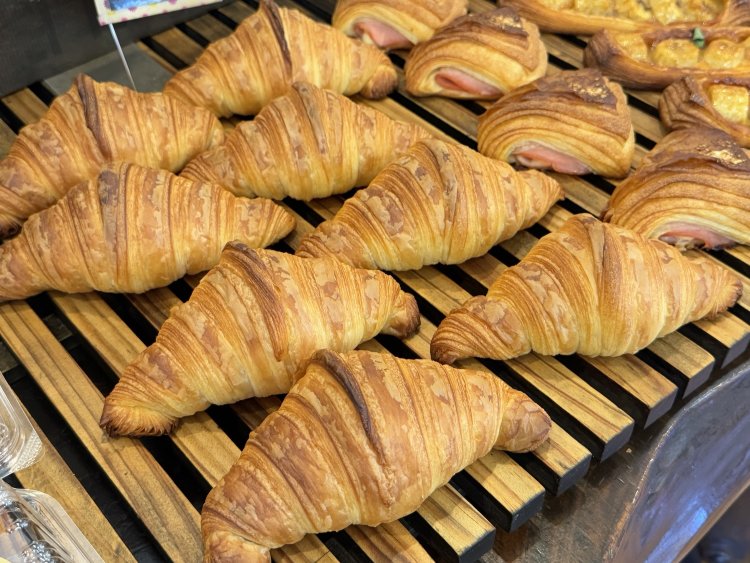 クロワッサン324円。パリッとしっとり贅沢なおいしさ。