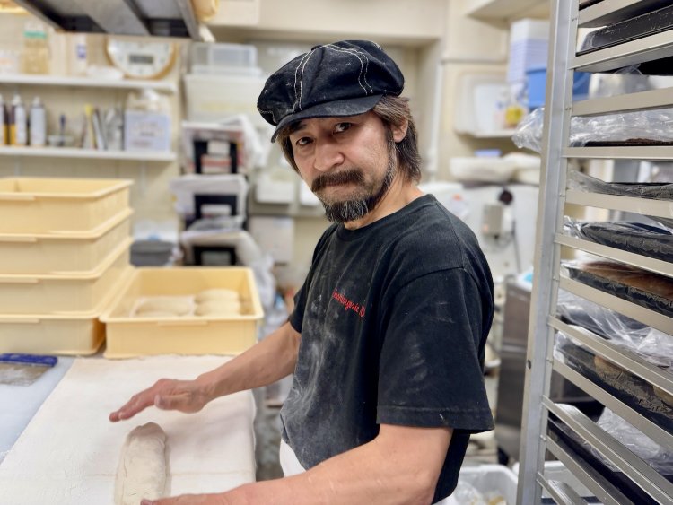 忙しい中、作業しながら話をしてくれた間々田雄一さん。