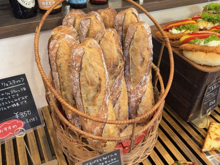 バゲットリュスティック350円は口溶けの良い生地でお年寄りにも好評。