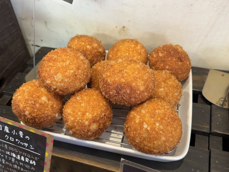 大きな肉が入ったまんまるなカレーパン270円も人気。