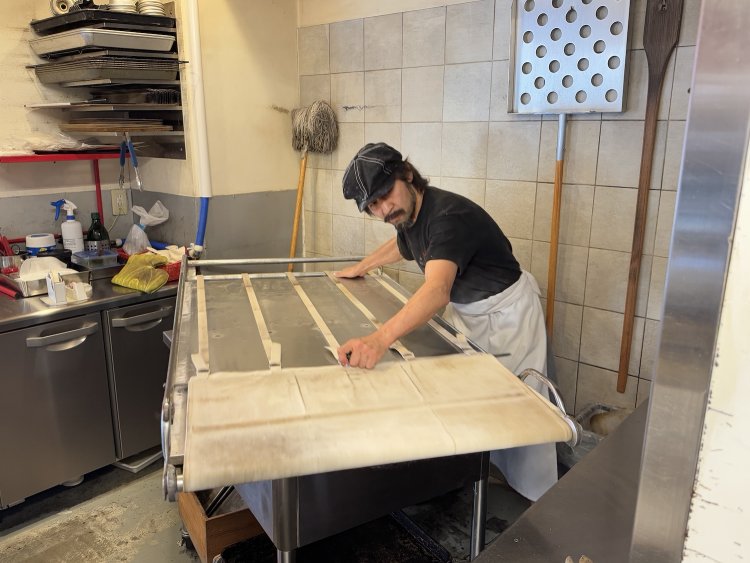 話している間も手を休めない間々田さん。表情は真剣そのもの。