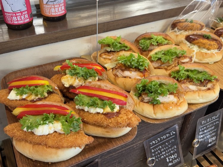 左がフィッシュサンドの「うお吉」324円。右が竜田揚げサンドの「たつ吉」281円。ネームングがかわいい。