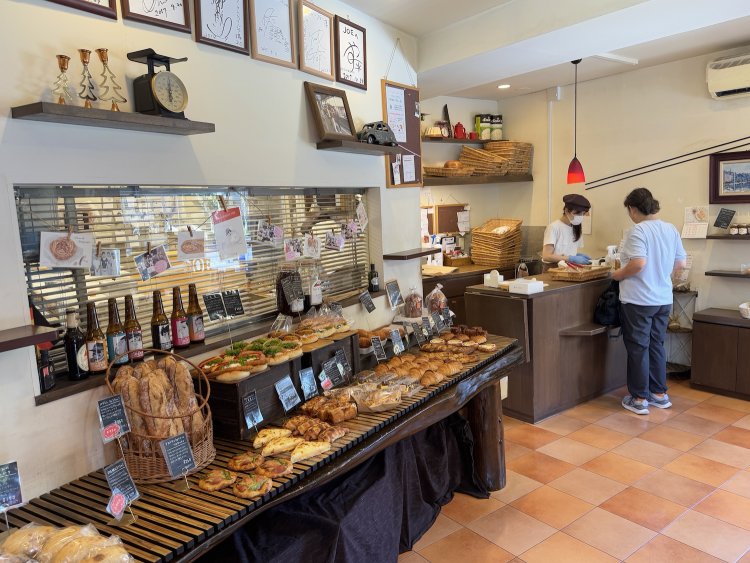余裕ある店内で、じっくりパンを選べる。