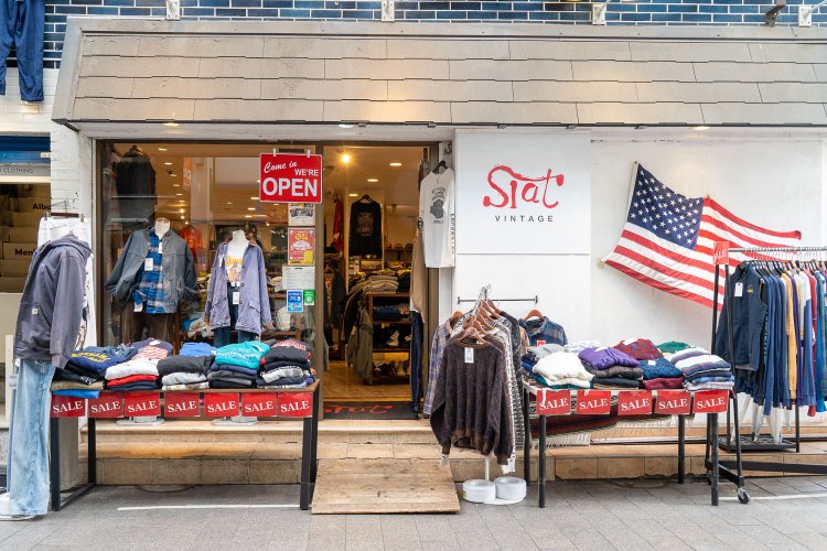 店の前には、より低価格のアイテムが並ぶ。掘り出し物もあるかも。