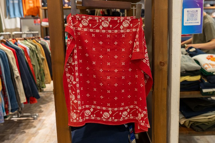 デッドストックのバンダナ2万7280円。上下だけミシンがかけられている。つまりこの幅で織られたものだ。