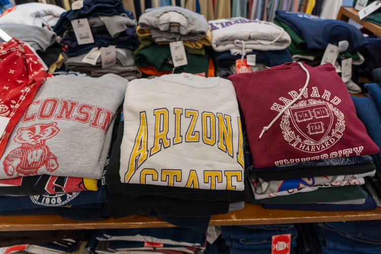 カレッジプリントのスウェットは、女性にも人気だ。