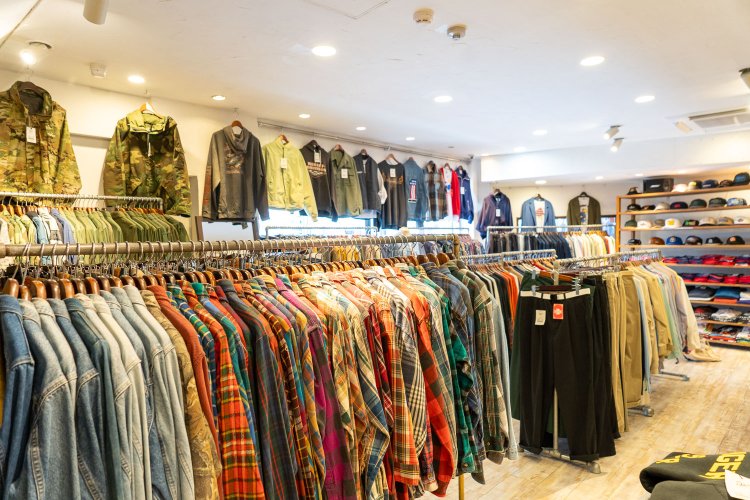 「ネルシャツは、生地が厚いヘビーネルが着やすいですよ」と板倉さん。