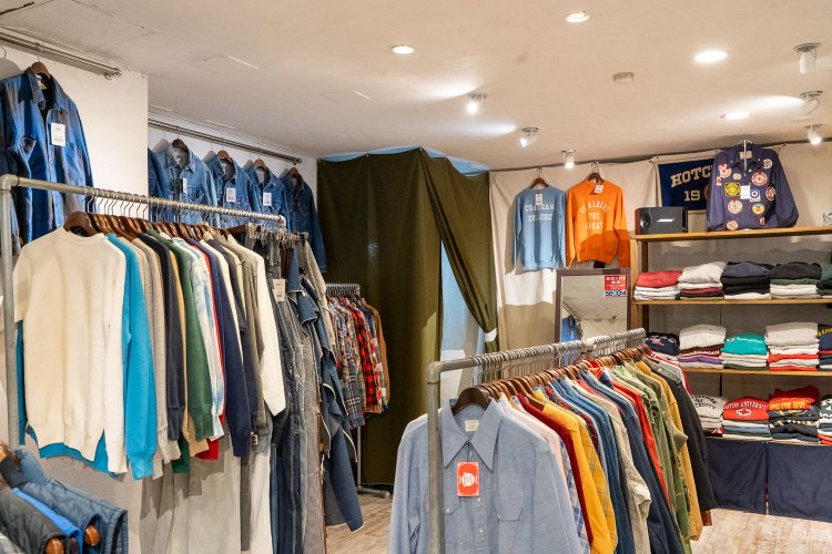 店内左奥がビンテージのコーナー。