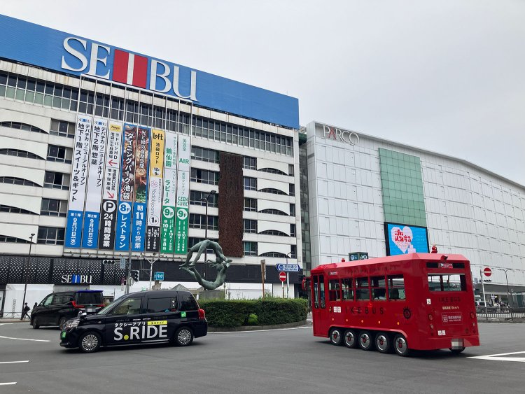 池袋駅東口。『西武百貨店』の右隣が『池袋PARCO』。