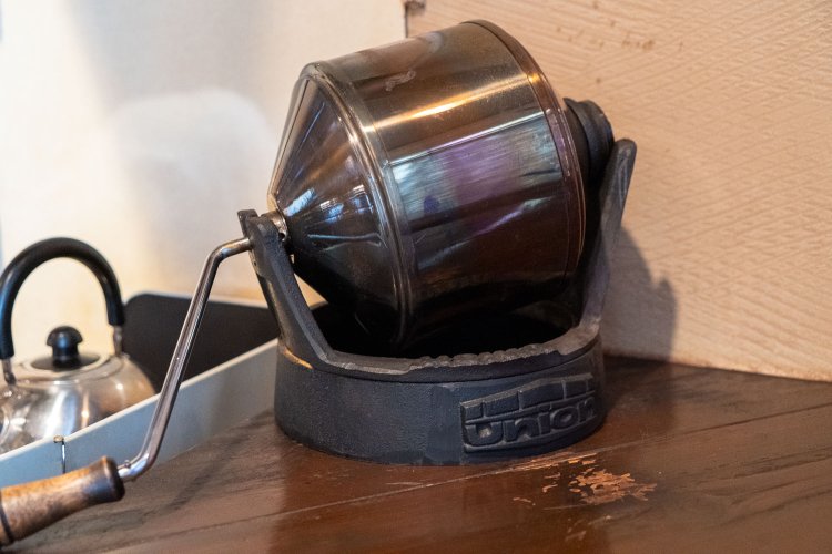 手回し式の焙煎機は、ステンレスでできている。