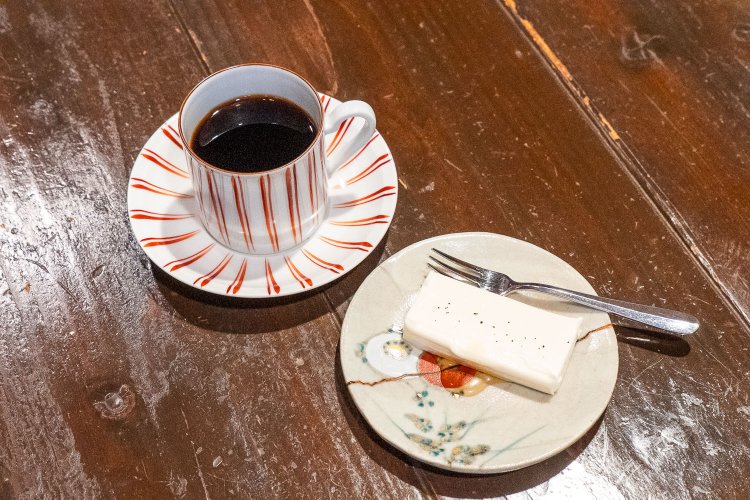 ブレンド珈琲のこいめは800円、ふつうとうすめは700円。自家製のレアチーズケーキ300円。
