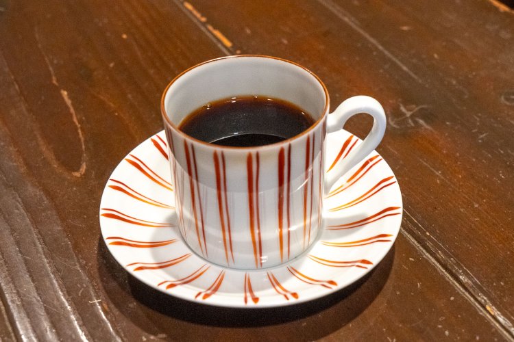 ブレンド珈琲のこいめは800円、ふつうとうすめは700円。