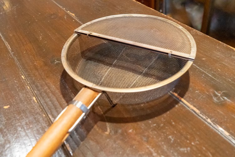 焙煎を始めたころに使っていたザルタイプの焙煎器具。