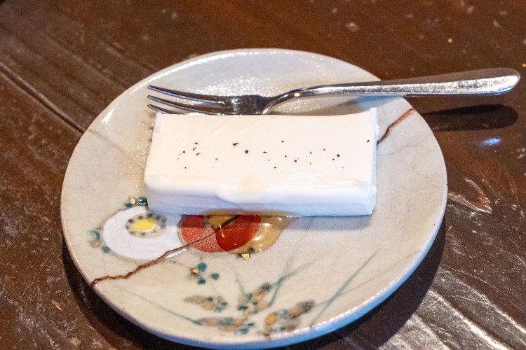 レアチーズケーキ300円。ゼラチンの量も控えめ。