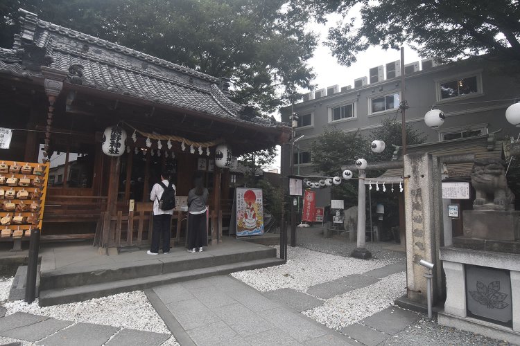 熊野神社の拝殿。写真の右奥に元杢網の歌碑がある。