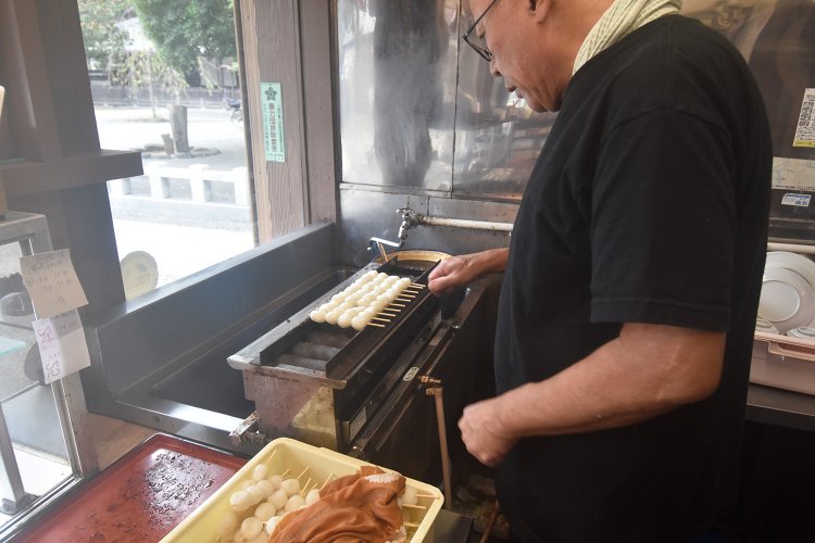 弾力のあるもっちりしただんごに、醤油ダレをしっかり付けて焼く。