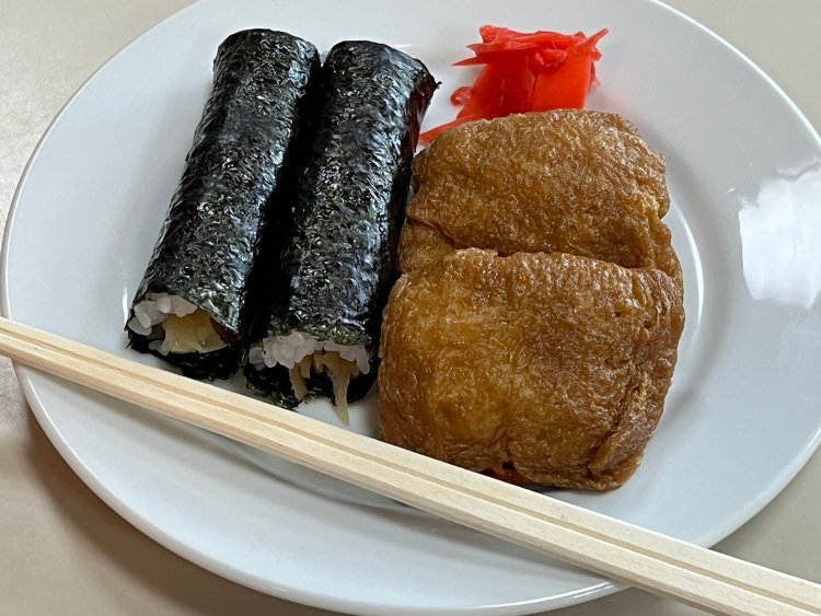 のり巻き、いなり寿司ともに1個120円。