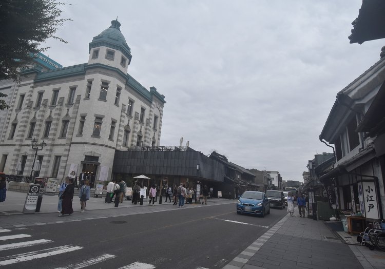 左はもとは第八十五銀行本店、その後埼玉りそな銀行旧川越支店だった洋館。現在は「りそなコエドテラス」として営業中。